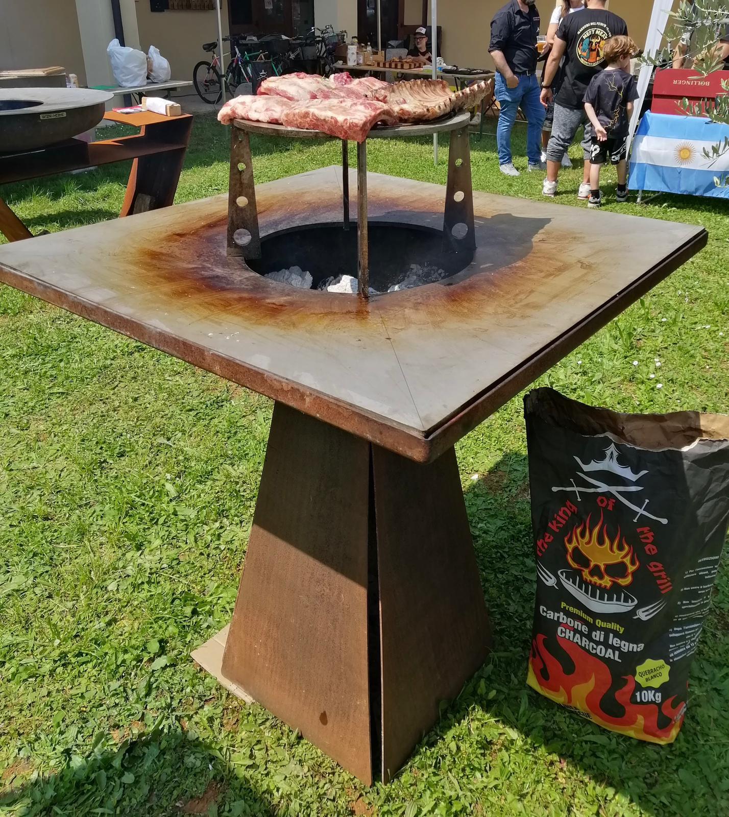 Barbecue Torcia verniciato con piano cottura in pietra lavica